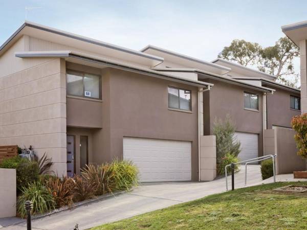 Khione 1 - Modern & spacious with views towards Lake Jindabyne & the mountains beyond