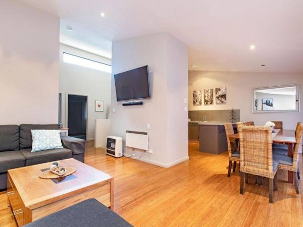 Khione 1 - Modern & spacious with views towards Lake Jindabyne & the mountains beyond