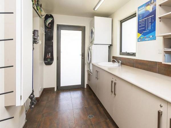 Ned Kelly's Retreat - Sophisticated style with modern convenience and magical outlook