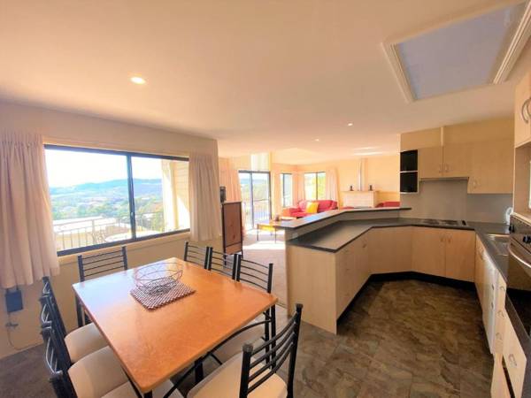 Dromaius 5 - Great Views of The Snowy Mountains