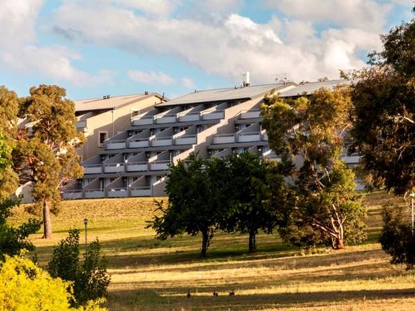 Horizons 414 - Lake Jindabyne Waterfront