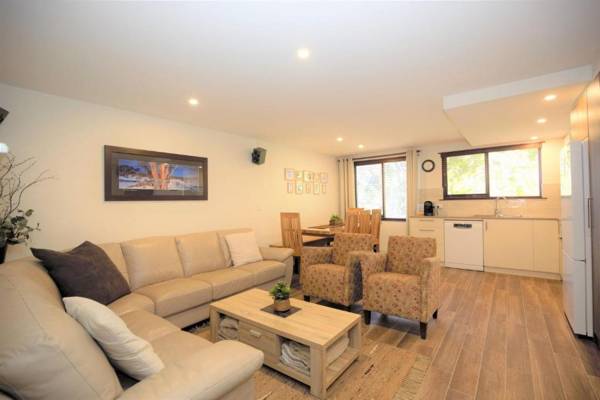 Lake Pines 2 of 24 Cobbon Crescent