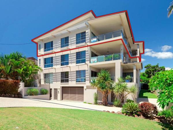 Bimbadeen Penthouse - across the road from Main Beach!