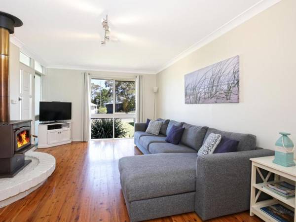 Hayes Beach House Jervis Bay - Pet Friendly Award Winner - Fireplace