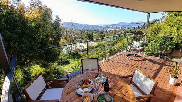 The View - Stylish & cosy with a stunning Hobart outlook!