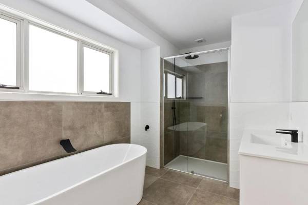 Brand new family friendly 3 bed villa - walk shops