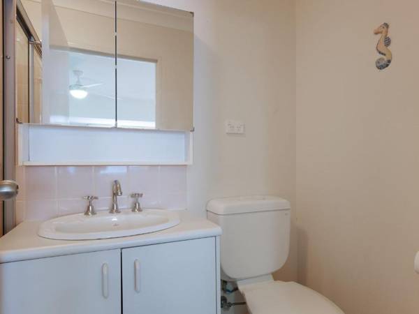 13 'Carindale' 19 Dowling Street - large ground floor unit with pool & tennis court