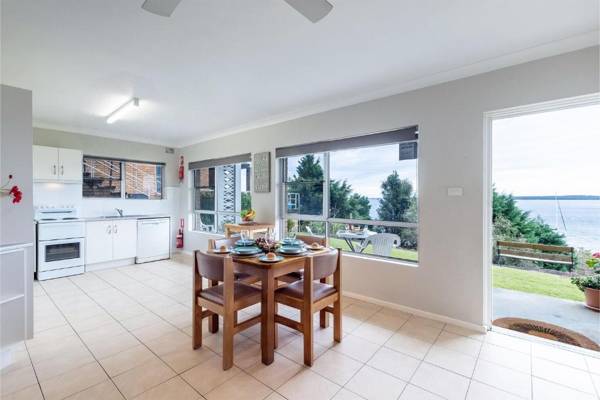 Quarterdeck Unit 1/ 12 Magnus Street