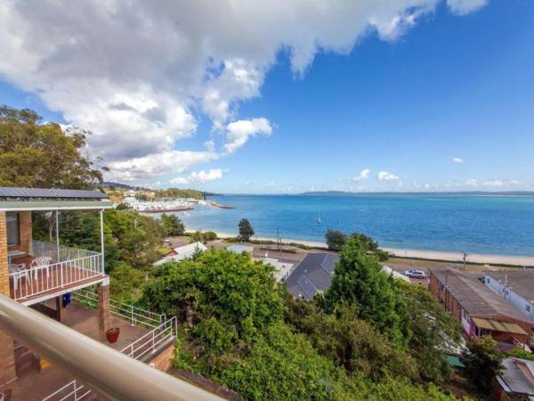 5 'Quarterdeck' 12 Magnus Street - panoramic water views & close to town