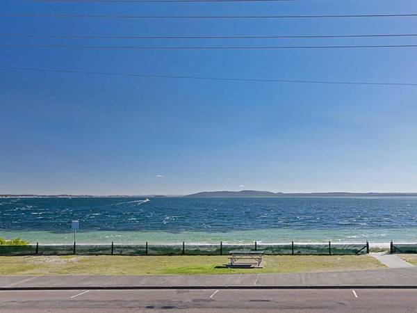 5 'Bayside' 21 Victoria Parade - unbeatable location and Air Conditioned