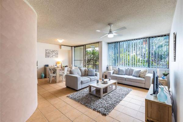 10 'Magnus Gardens' 7 Magnus Street - air conditioned & walk to town centre