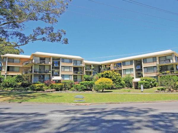 10 'Magnus Gardens' 7 Magnus Street - air conditioned & walk to town centre