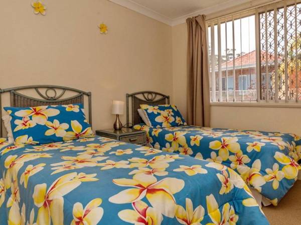 3 'Sunset' 11 Victoria Parade - stunning unit right across from the water