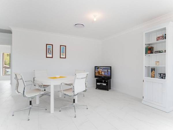 Workspace - 5 Bent Street - huge house with Foxtel & Aircon