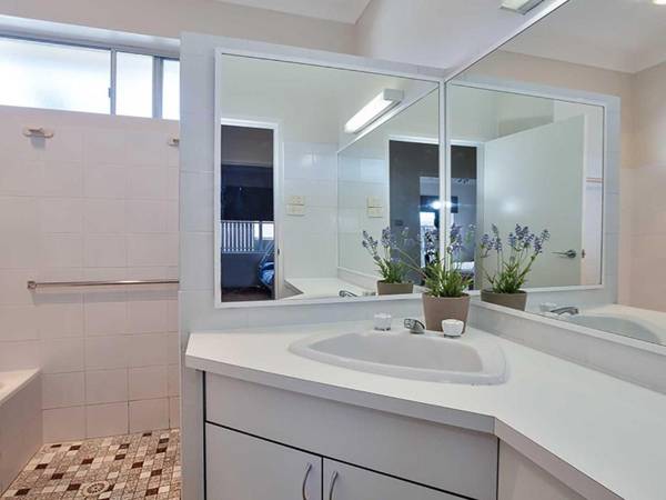 Banyan' 14 Montevideo Parade - spacious three bedroom pet friendly property with air con