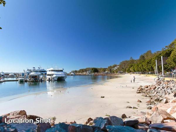 15 'The Poplars' 34 Magnus Street - great complex with pool & close to town