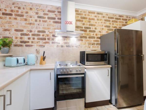 36 'Bay Parklands' 2 Gowrie Avenue - close to the water with pool & spa & tennis court