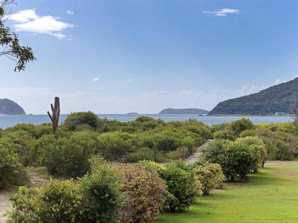 1 'Intrepid' 3 Intrepid Close - Amazing views of Shoal Bay only 100m from the Beach