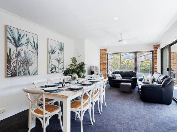 68 'Bay Parklands' 2 Gowrie Ave - aircon pool tennis court communal spa