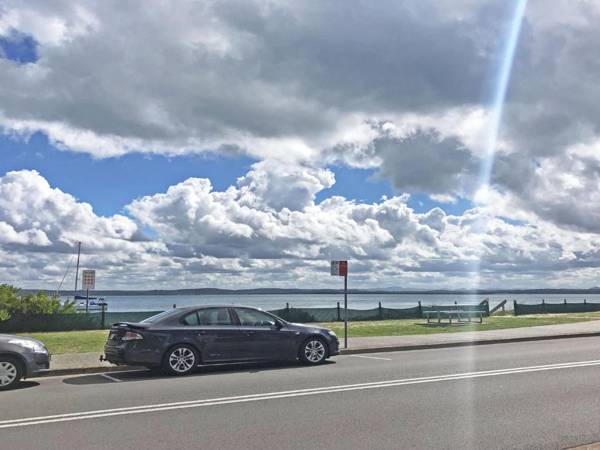 Stillwater' 25 Victoria Parade - large cottage across from the water sleeping 13