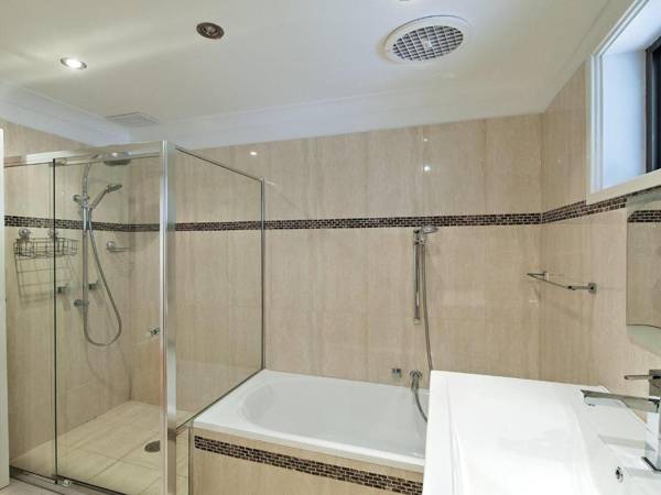 Beach House' 8 Mistral Close - large house with aircon