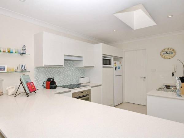 32 'Bay Parklands' 2 Gowrie Avenue - fantastic unit with air conditioning pool tennis court & spa