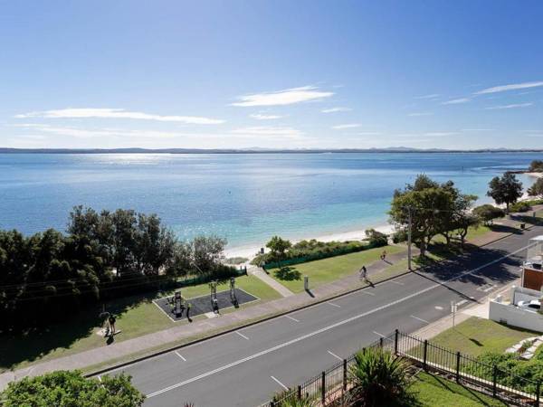 1 'Kiah' 53 Victoria Parade - stunning views wifi aircon just across the road to the water