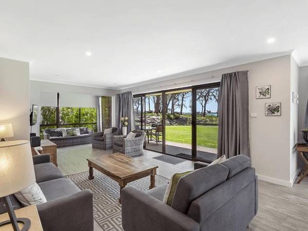 19 'Bay Parklands' 2 Gowrie Avenue - ground floor renovated unit with water views & WIFI