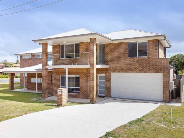 5B BENT STREET - LARGE HOUSE WITH DUCTED AIR CON WIFI & FOXTEL