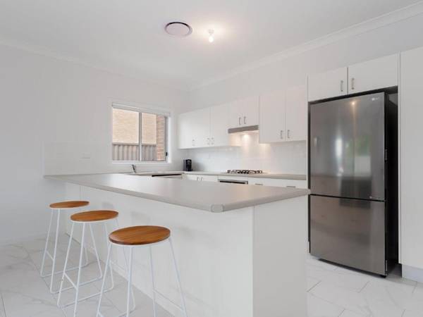 5B BENT STREET - LARGE HOUSE WITH DUCTED AIR CON WIFI & FOXTEL