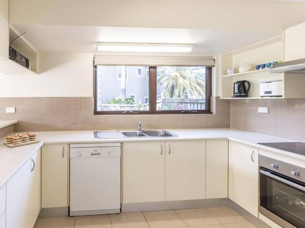 16 'Carindale' 19-23 Dowling St - Ground floor Foxtel Pool and Tennis Court