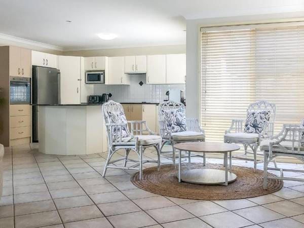 Between the Bays 34a Achilles St