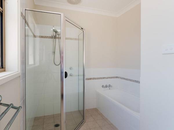 Between the Bays 34a Achilles St