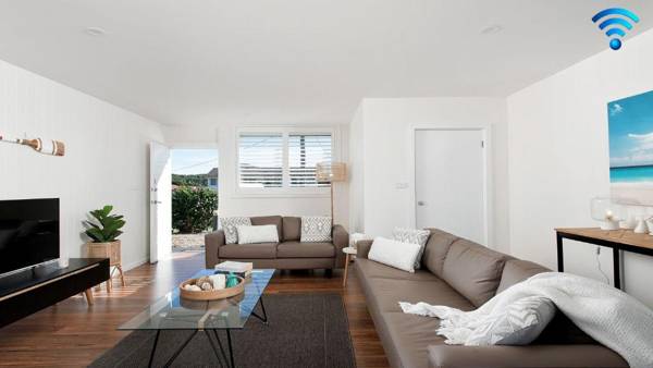 Aloha Beach house close to the beach in Fingal Bay