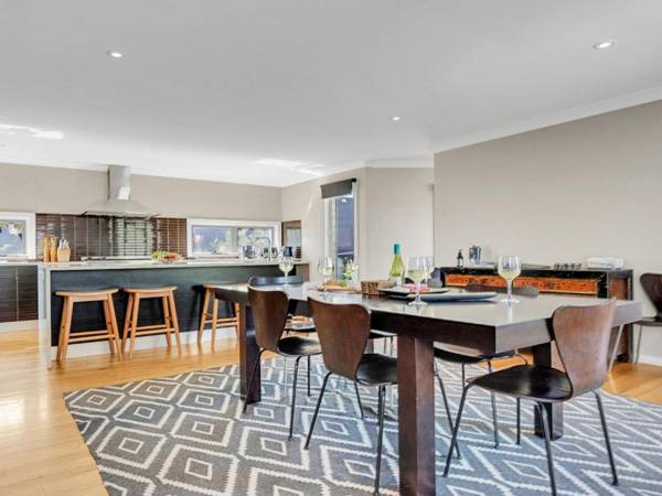 Sunshine Beach House-25 metre walk to the beach