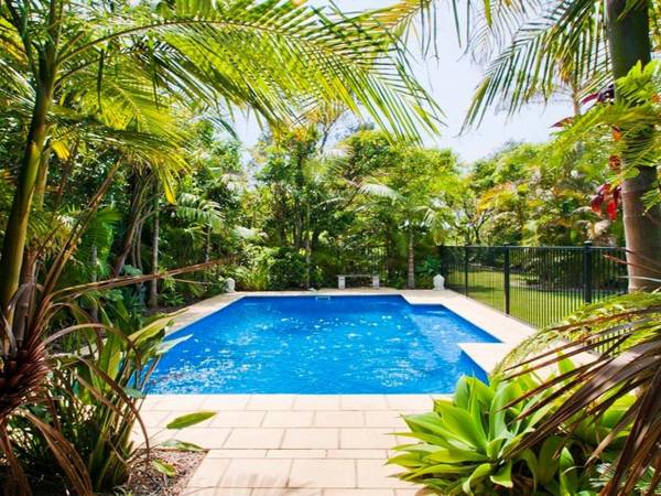 Beachfront Pool House - Absolute beachfront