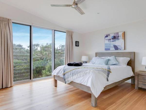 Aloha - direct beach access from property