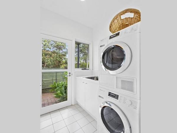 The Boathouse - comfortable beachfront home