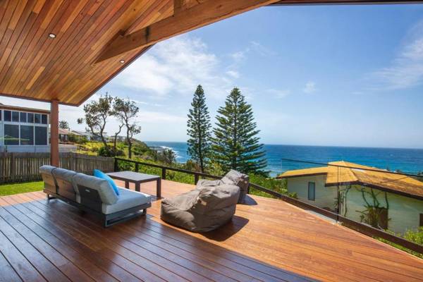 Seaview - Pet Friendly with Stunning Views - 1 Min to Beach