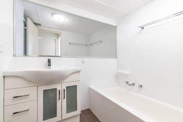 Beachpoint Unit 402 28 North Street