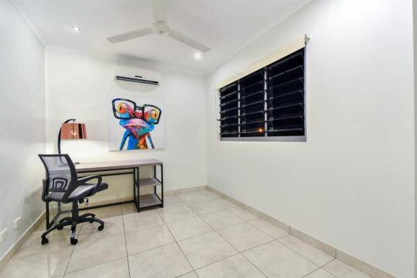 Workspace - Luxury Darwin City Lights Jacuzzi Central Location Large House New Furnishings