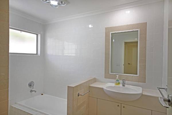 32 Barra Crescent Coolum Beach. Bond 500 FOXTEL WIFI Linen Supplied