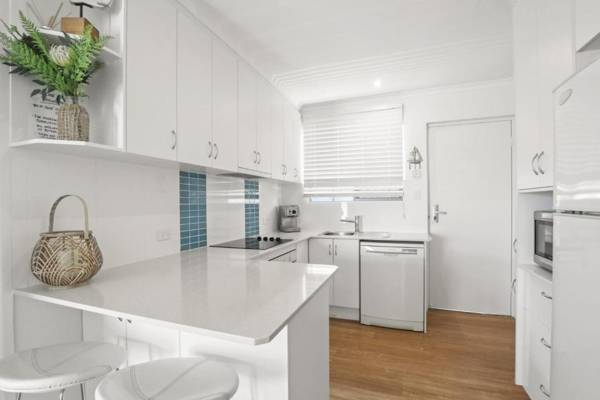 Beachcomber Unit 2 7 Dingle Ave