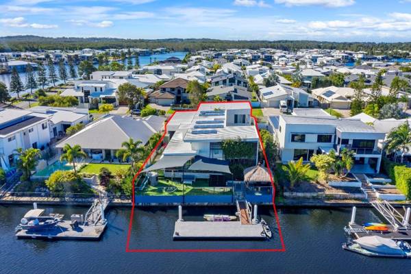 Luxury Waterfront Private Home In Caloundra - Pelican Waters Featuring A Pizza Oven and Private Pool
