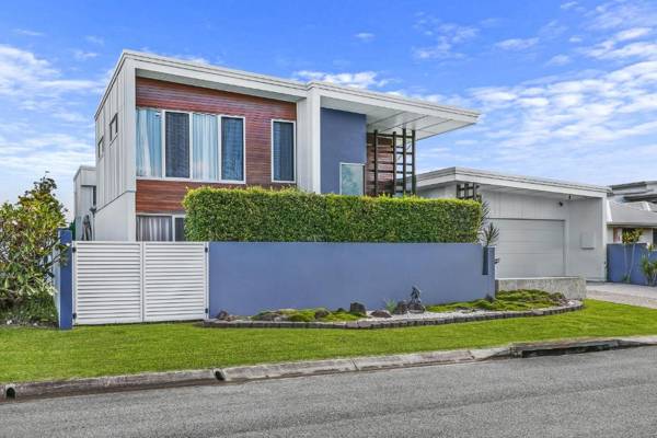 Luxury Waterfront Private Home In Caloundra - Pelican Waters Featuring A Pizza Oven and Private Pool