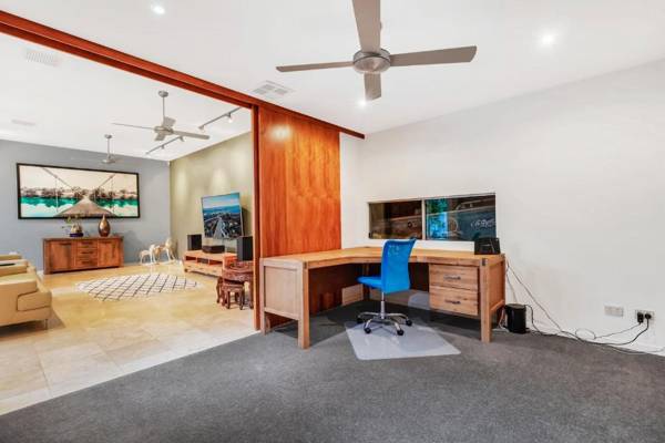Workspace - Luxury Waterfront Private Home In Caloundra - Pelican Waters Featuring A Pizza Oven and Private Pool