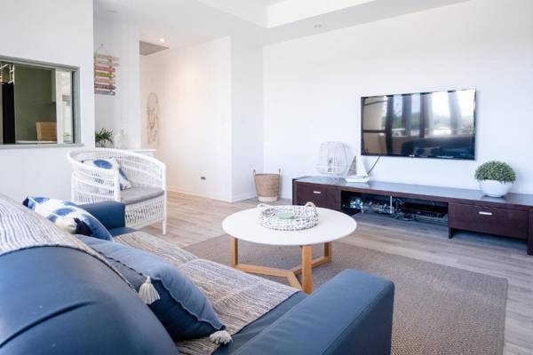 Live like a local in the heart of Moffat Beach - Walking distance to everything!