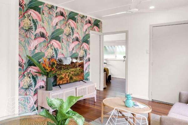 Tropicana Bungalow - Retro Dog friendly Getaway