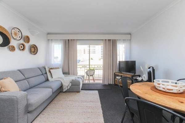 Inner City One Bedroom Apartment with Pool View 22