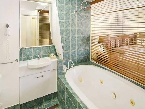 Sixteen at Cape View Escapes